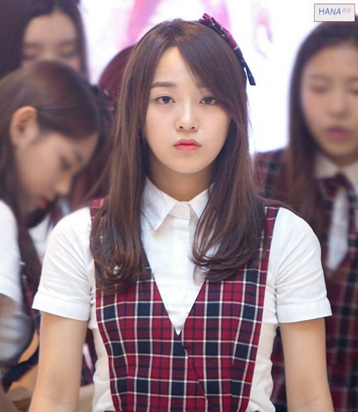 찾기 힘든 안웃는 김세정 | 인스티즈