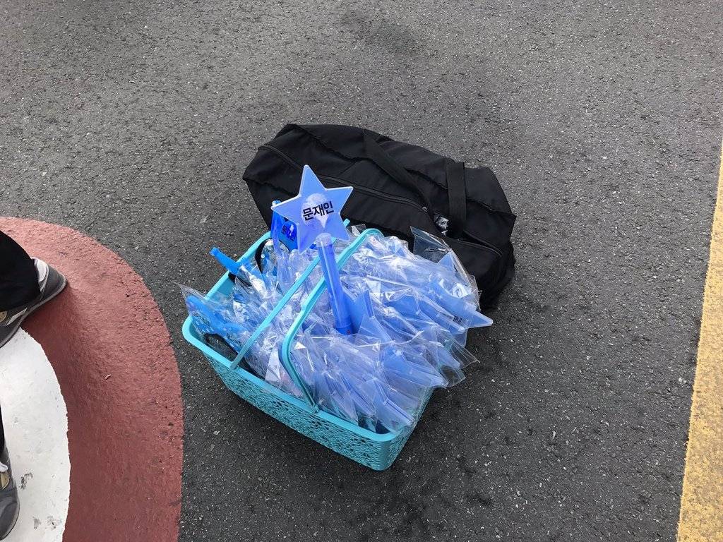 유세장에서 굿즈파는거 첨봄.JPG (문재인) | 인스티즈