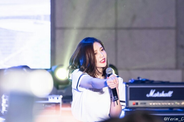 팬에게 먼지털이를 받은 조이 .gif | 인스티즈