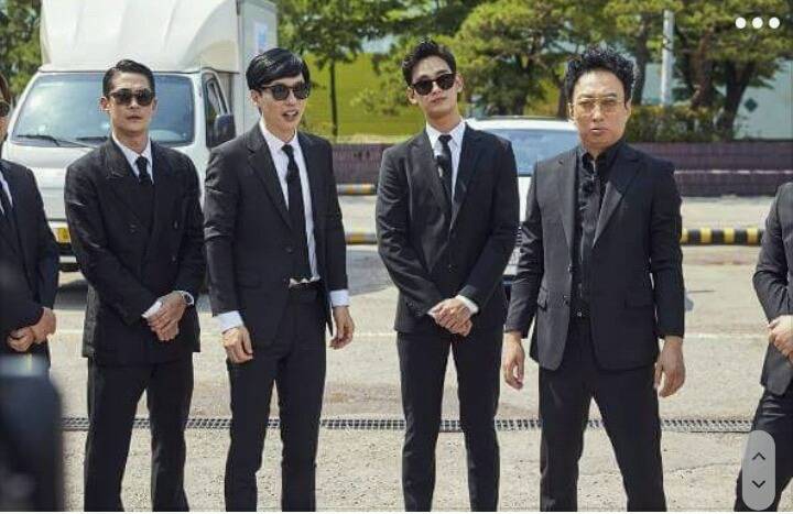 김수현-배정남 사이에서 안꿀리는 유재석 수트핏.jpg | 인스티즈