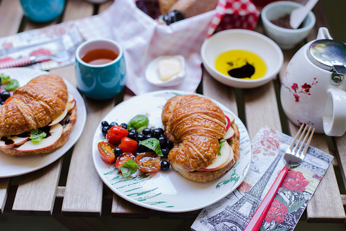 Croissant (크로와상) + Pain au Chocolat (뺑오쇼콜라) | 인스티즈