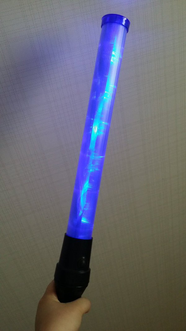 일반 응원봉의 10배 발광력을 자랑하는 아이돌 경광봉들.gif | 인스티즈