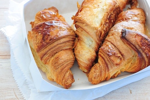 Croissant (크로와상) + Pain au Chocolat (뺑오쇼콜라) | 인스티즈