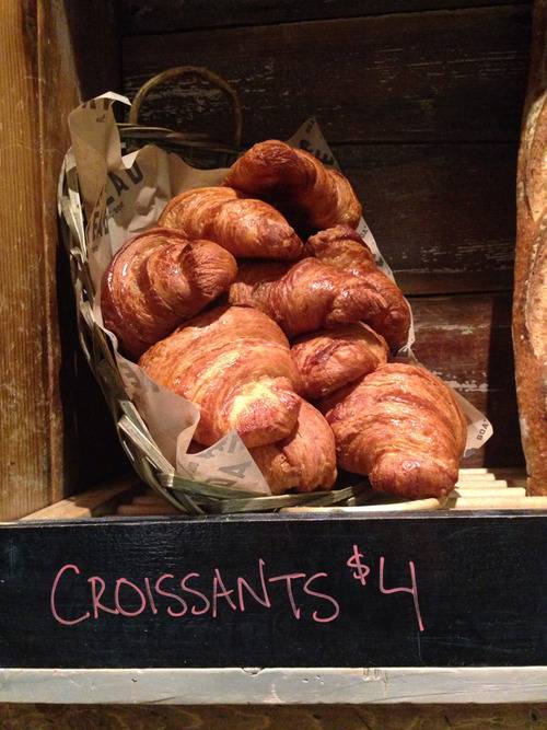 Croissant (크로와상) + Pain au Chocolat (뺑오쇼콜라) | 인스티즈