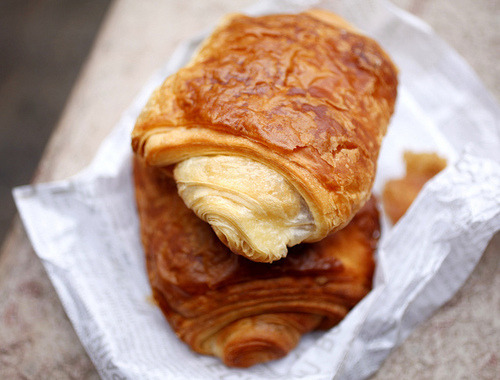 Croissant (크로와상) + Pain au Chocolat (뺑오쇼콜라) | 인스티즈