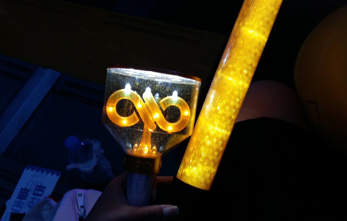 일반 응원봉의 10배 발광력을 자랑하는 아이돌 경광봉들.gif | 인스티즈