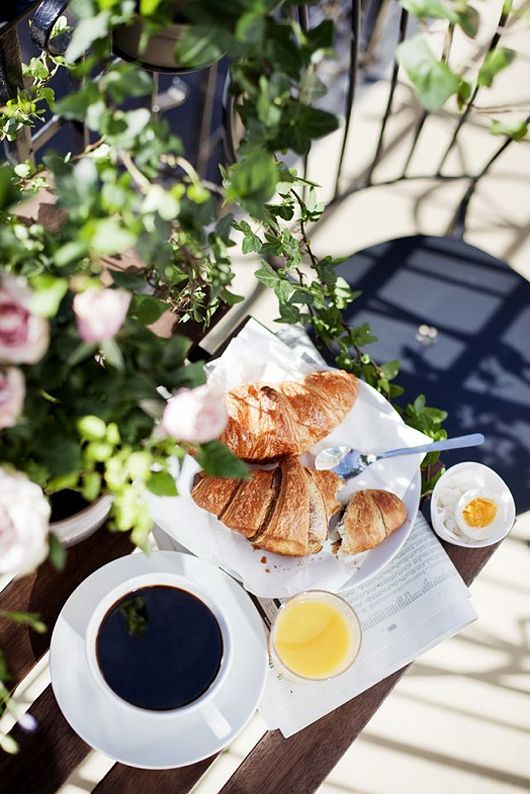 Croissant (크로와상) + Pain au Chocolat (뺑오쇼콜라) | 인스티즈