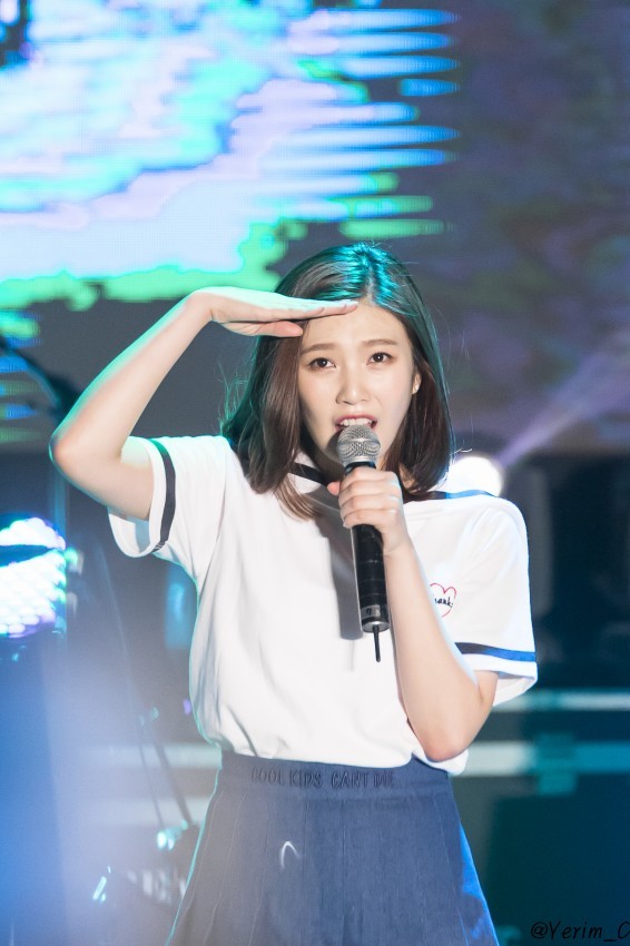 팬에게 먼지털이를 받은 조이 .gif | 인스티즈