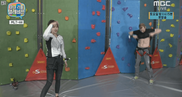 생방송에서 복근 자랑하는 여아이돌.gif | 인스티즈