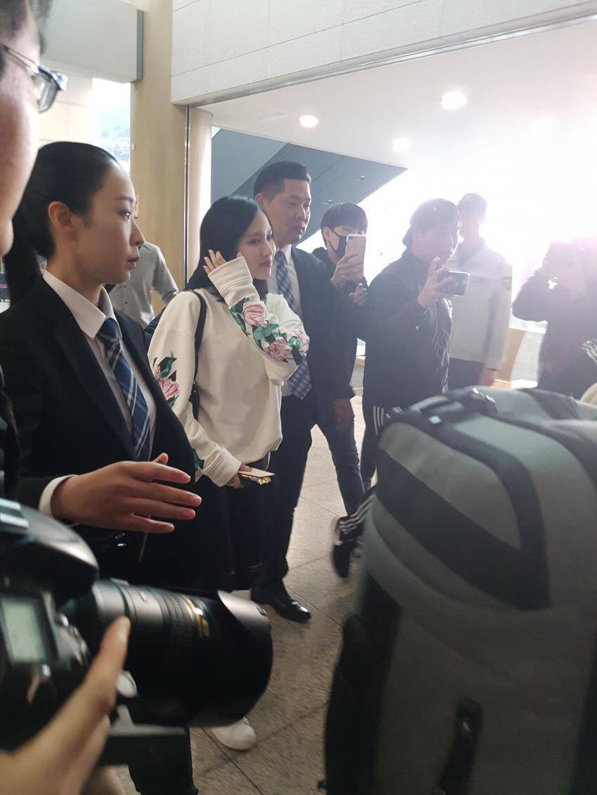 싱가폴 콘서트마치고 170430 입국한 트와이스 채영+미나 | 인스티즈