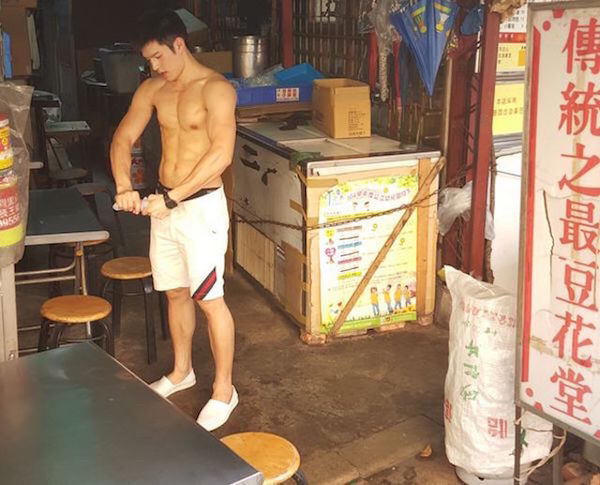 길거리 상인에서 모델 된 중국남자 | 인스티즈