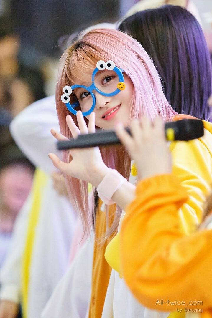 [트와이스] 쿠키몬스터 안경을 쓴 모모 | 인스티즈