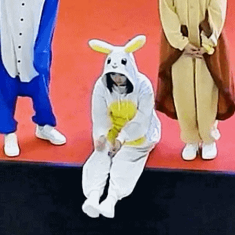 [트와이스] 혼자 앉아 있는 쭈구리 토끼 나연이(데이터주의) | 인스티즈