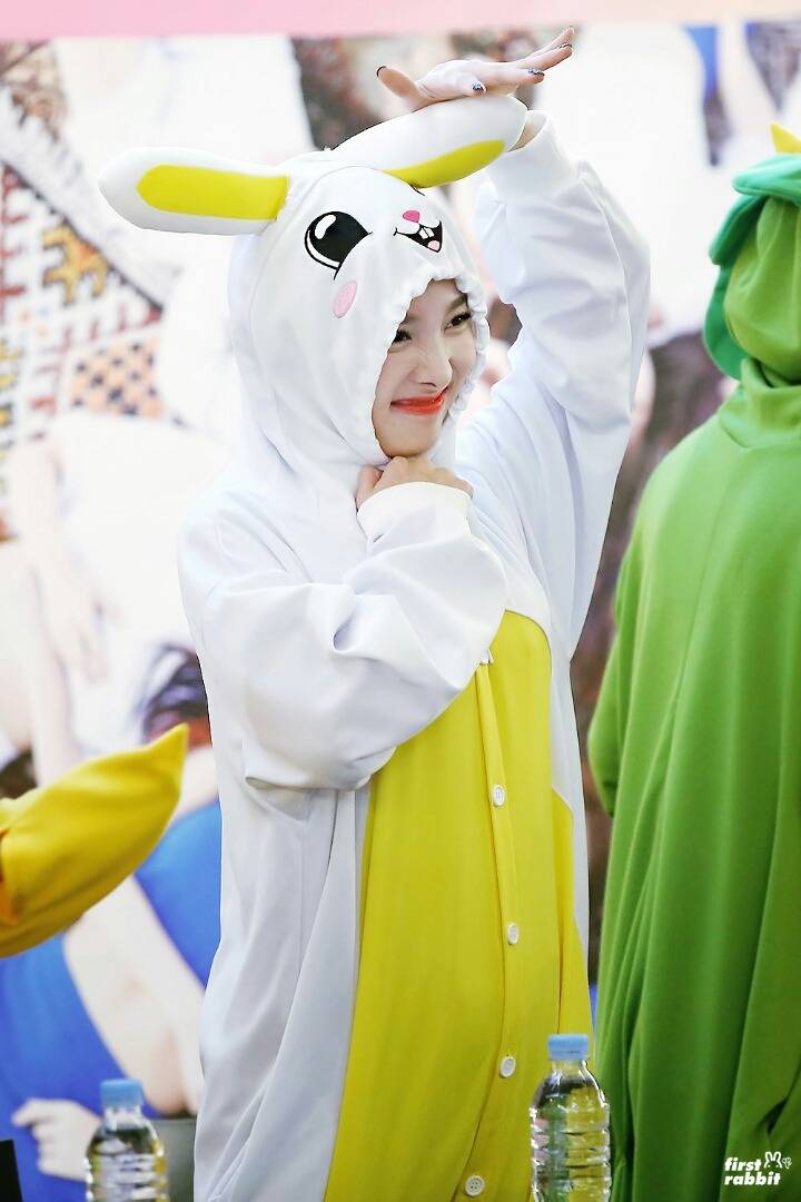 [트와이스] 혼자 앉아 있는 쭈구리 토끼 나연이(데이터주의) | 인스티즈