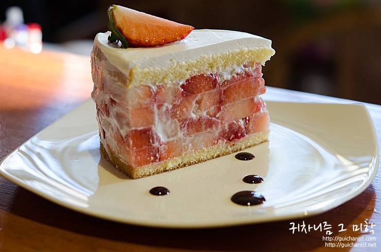 대구에서 유명하다는 압도적인 비쥬얼의 딸기케이크 | 인스티즈