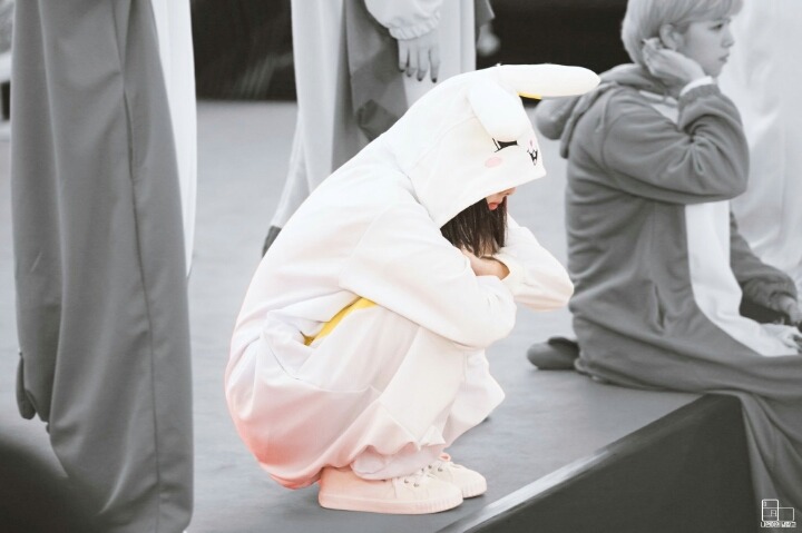 [트와이스] 혼자 앉아 있는 쭈구리 토끼 나연이(데이터주의) | 인스티즈