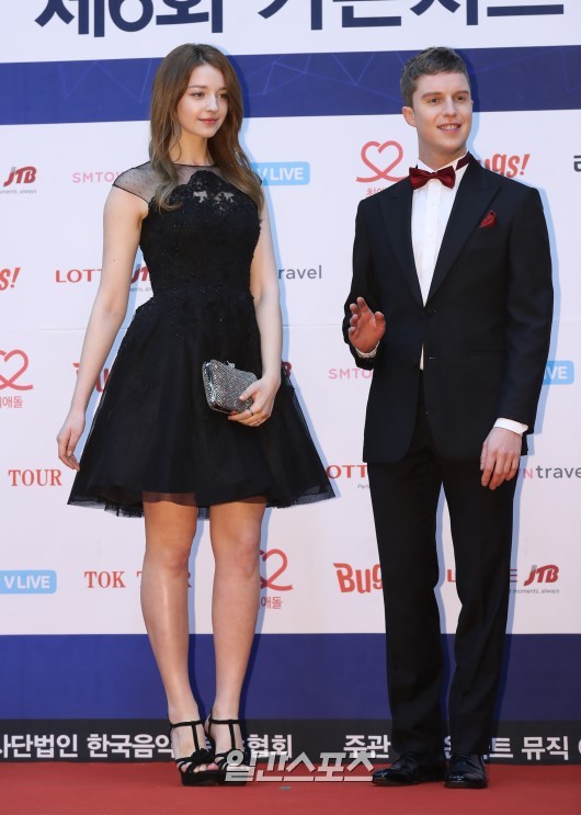 시상식장에서 안젤리나 다닐로바.jpgif | 인스티즈