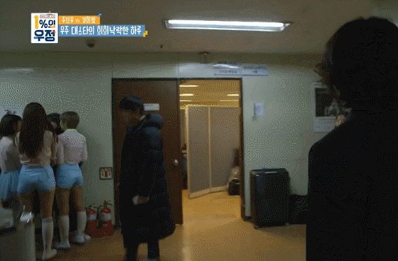 김희철이 복도에서 여자아이돌 만났을때랑 남자 아이돌 만났을때.gif | 인스티즈