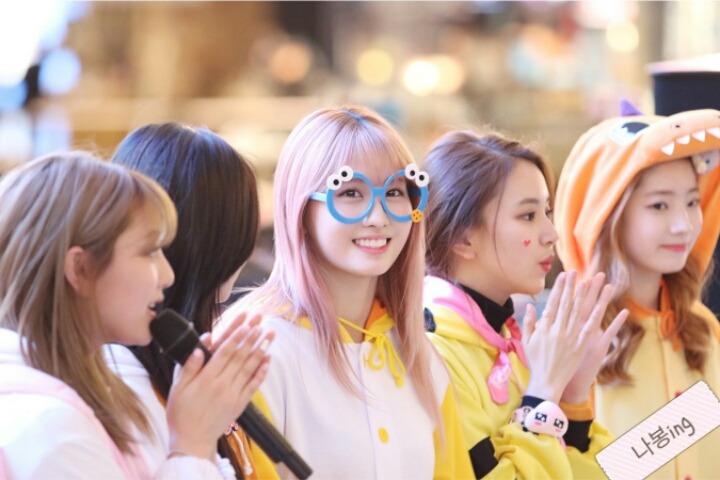 [트와이스] 쿠키몬스터 안경을 쓴 모모 | 인스티즈