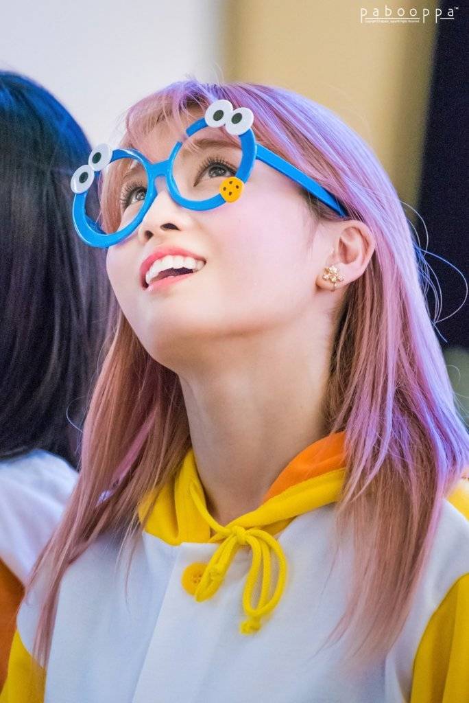 [트와이스] 쿠키몬스터 안경을 쓴 모모 | 인스티즈