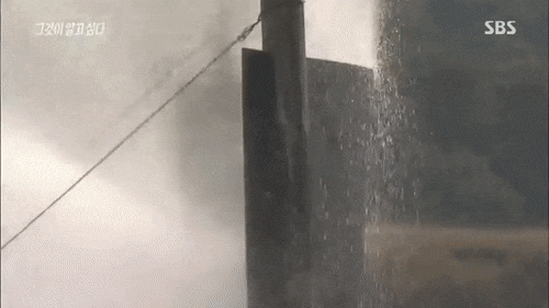 김진태의원이 맞아도 뼈 안뿌러진다는 물대포 위력.gif | 인스티즈