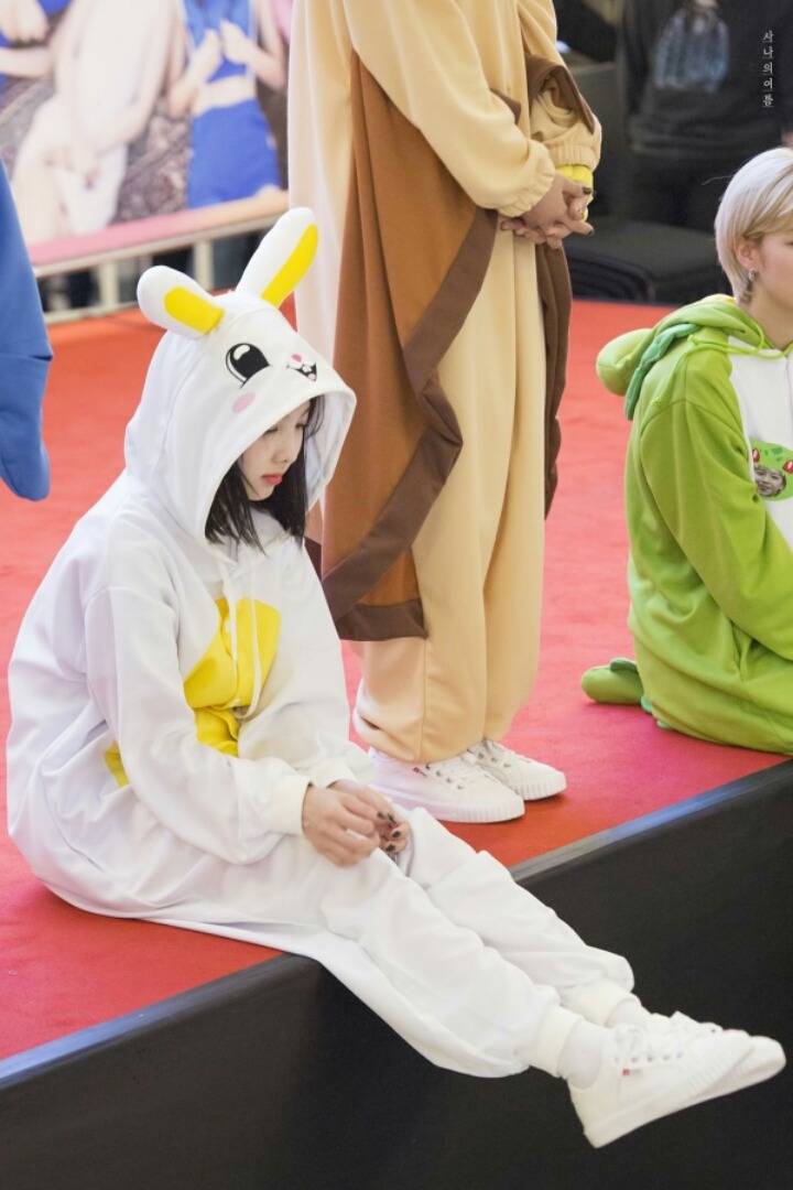 [트와이스] 혼자 앉아 있는 쭈구리 토끼 나연이(데이터주의) | 인스티즈