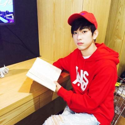 평소에 독서많이하는 남자 아이돌 넷.jpg | 인스티즈