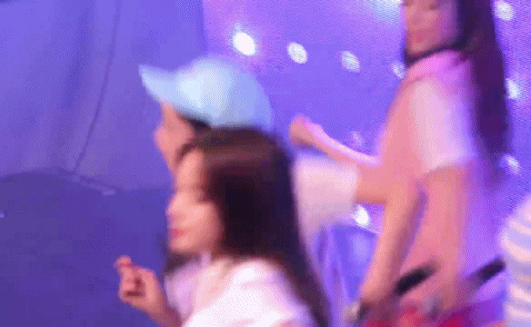 춤추다 오하영 가슴 치는 보미.gif | 인스티즈