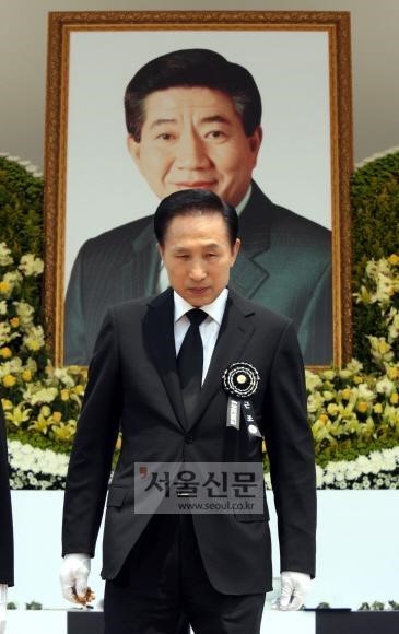 오랜 친구의 마지막 모습을 본 문재인.jpg | 인스티즈