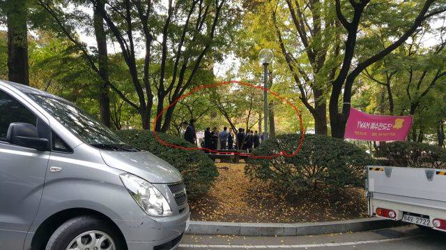 이화여대 대강당 앞 사복경찰들대통령 들어오고 김을동 나경원의원도 왔대^^(사진) | 인스티즈