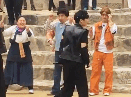 [무한도전] 토토가2 젝스키스 민속촌공연에서 남모르게 바빴던 광희.gif | 인스티즈