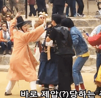 [무한도전] 토토가2 젝스키스 민속촌공연에서 남모르게 바빴던 광희.gif | 인스티즈