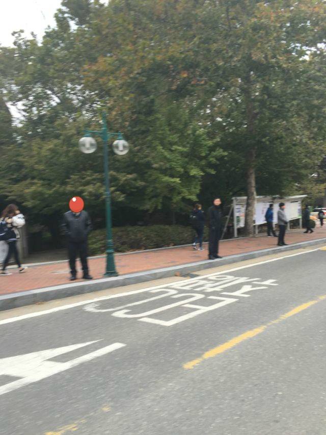 이화여대 대강당 앞 사복경찰들대통령 들어오고 김을동 나경원의원도 왔대^^(사진) | 인스티즈