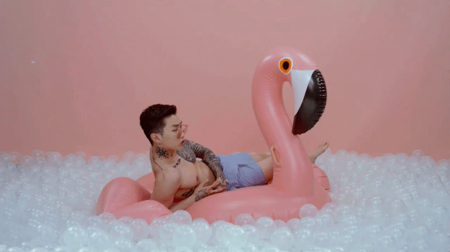 여성을 대상화한 남성 시각의 뮤직비디오를 미러링한 MV | 인스티즈