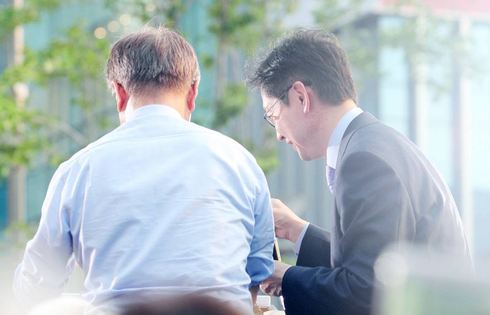 [문재인] 신촌에서 찍은 잘생긴 이니라오 | 인스티즈