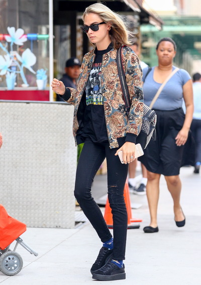 [카라델레바인] 수어 사이드 스퀘어 프로모션 기간에 피부질환 때문에 꽁꽁 싸고 다닌 카라 델레바인..남일 아니자냐...... | 인스티즈