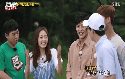 [런닝맨] 강하늘 박서준 보고 좋아하는 전소민.gif | 인스티즈