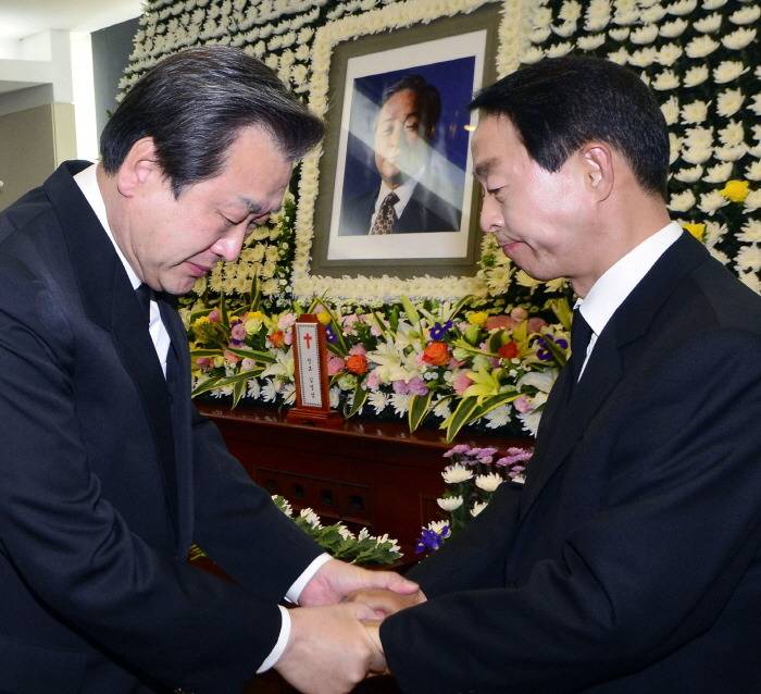 YS 빈소에서 졸라 나대는 김무성 | 인스티즈