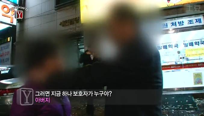 유모차 탄 아기들을 마음대로 만지고 다니는 여자 | 인스티즈