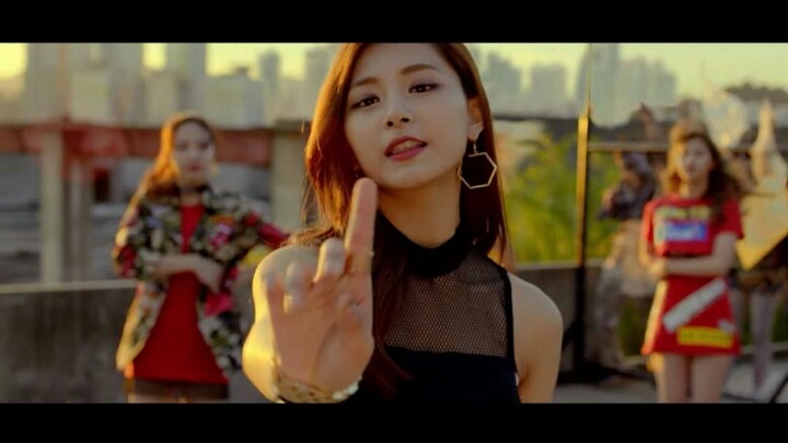 팬들에게 사탕 던지는 쯔위.gif (바보주의) | 인스티즈