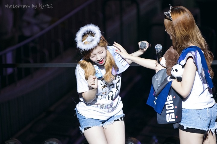 ??? : 다현아 마이크 여기있어... | 인스티즈