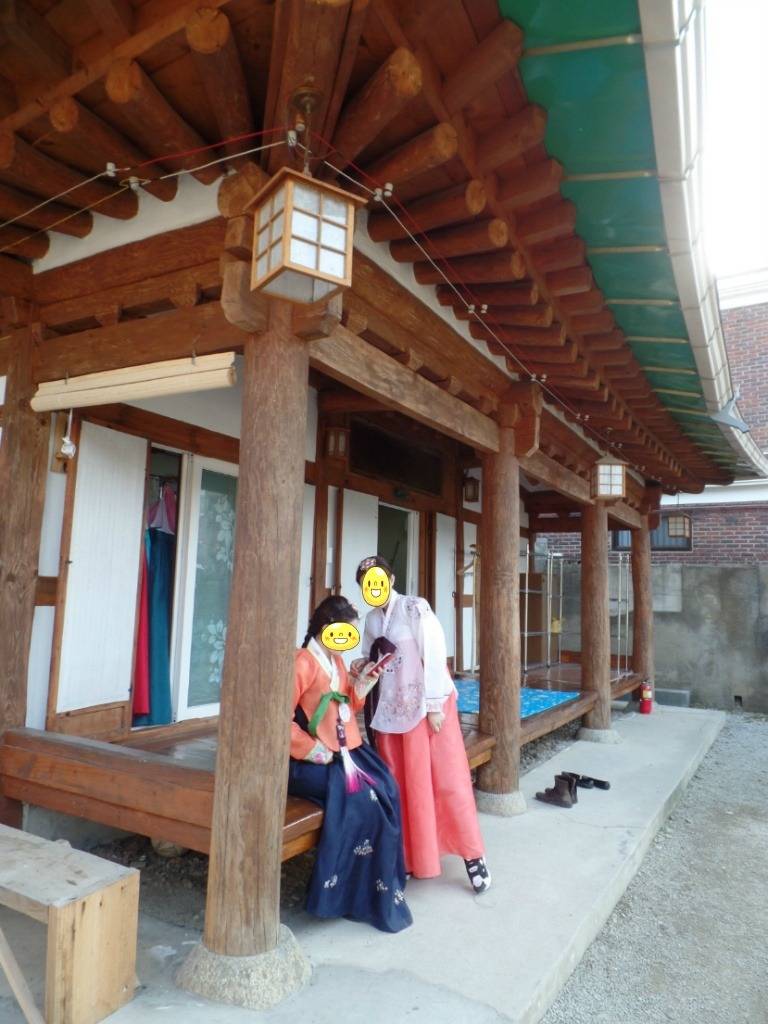 한복열풍이 분 전주한옥마을에서 예쁜 한복을 입고 한옥마을 거리 곳곳을 산책하는 아가씨들 | 인스티즈