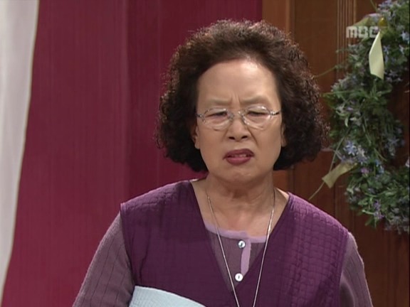 [거침없이하이킥] 가사도우미한테 미안해서 일을 못시키는 문희ㅠㅠ.jpg | 인스티즈