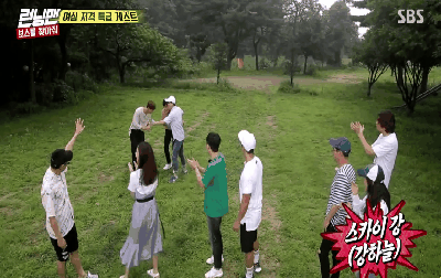 [런닝맨] 강하늘 박서준 보고 좋아하는 전소민.gif | 인스티즈