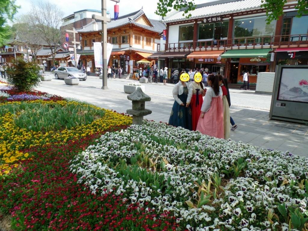 한복열풍이 분 전주한옥마을에서 예쁜 한복을 입고 한옥마을 거리 곳곳을 산책하는 아가씨들 | 인스티즈