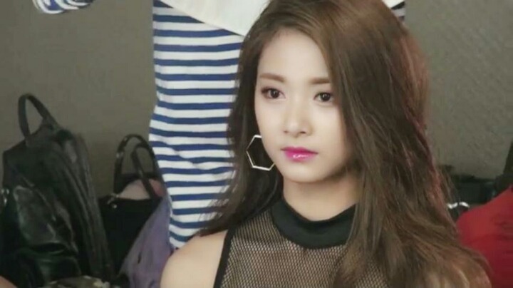 팬들에게 사탕 던지는 쯔위.gif (바보주의) | 인스티즈