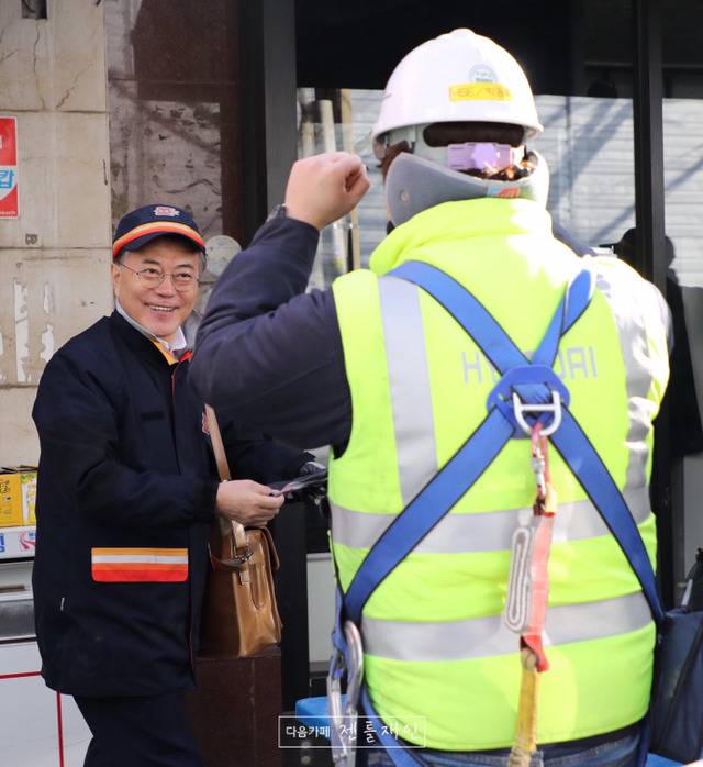 문재인 대표님 우체국 현장방문 및 집배원과의 대화 2017.02.21 | 인스티즈