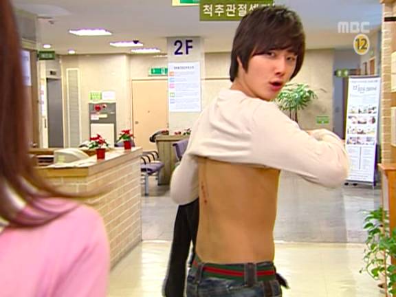 [거침없이하이킥] 민호보다 더 크게 다쳤는데 사람들이 몰라줘서 억울한 윤호.jpg | 인스티즈