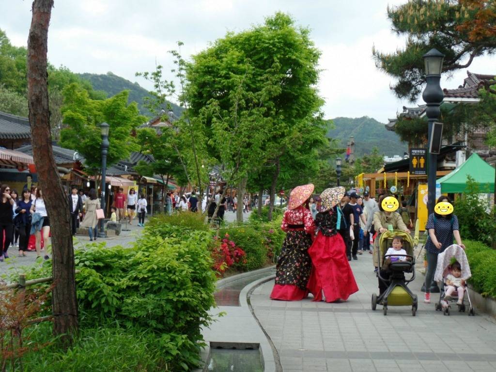 한복열풍이 분 전주한옥마을에서 예쁜 한복을 입고 한옥마을 거리 곳곳을 산책하는 아가씨들 | 인스티즈