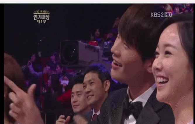 연기대상 아이돌 축하공연때 리액션 참잘해주는 남여배우 | 인스티즈